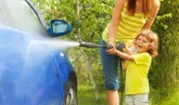 Een auto wassen: zo doe je dat