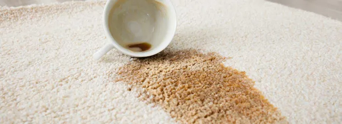 Des taches de café sur un tapis beige