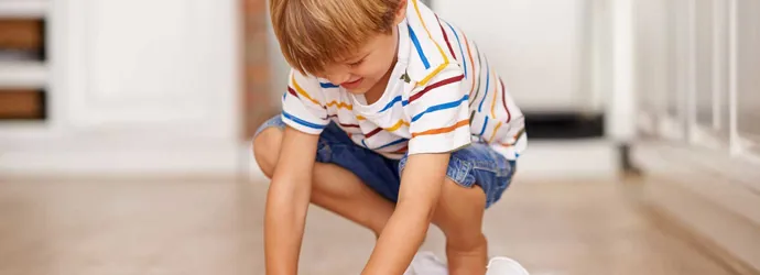 Des enfants apprennent comment rendre les planchers de bois propres