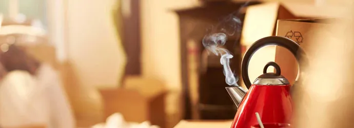 Une bouilloire propre rouge sur le comptoir de la cuisine