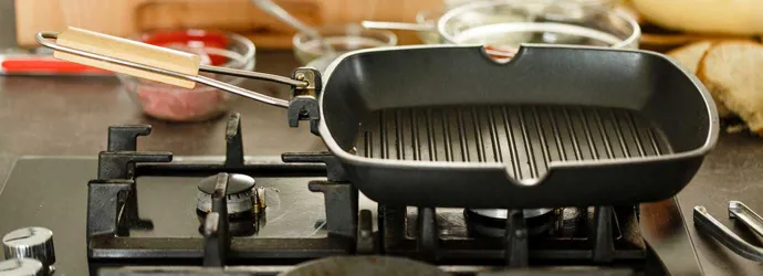 Une plancha propre et vide sur une cuisinière à gaz