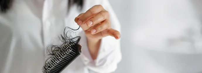 Comment nettoyer une brosse à cheveux couverte de cheveux et de saleté