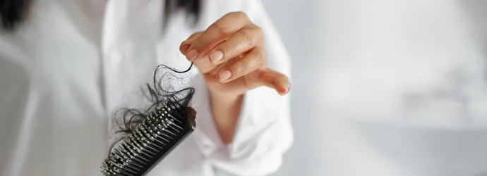 Comment nettoyer une brosse à cheveux couverte de cheveux et de saleté