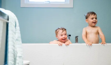 Deux enfants dans une baignoire prenant un bain