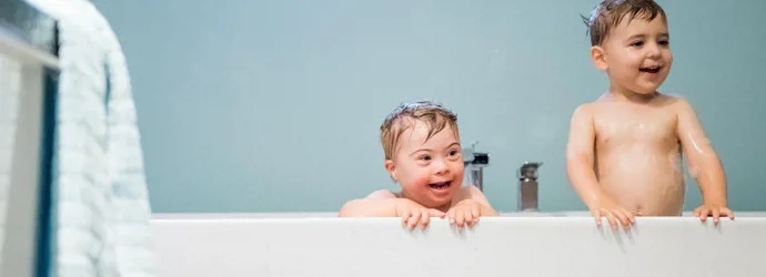 Deux enfants dans une baignoire prenant un bain