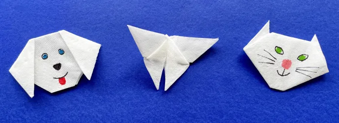 Enfants confectionnant des origami en papier coloré dans la chambre