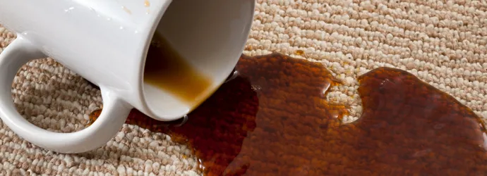 Tasse de café renversée sur un tapis