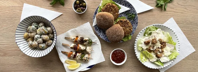 Jeune famille profitant d'un barbecue dans le jardin par une journée ensoleillée