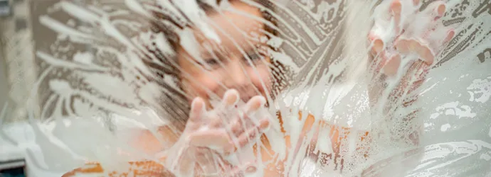 Comment nettoyer la vitre d’une douche pour qu’elle brille