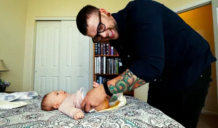 Homme changeant la couche d'un bébé